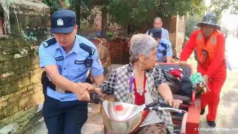 河南抗洪救灾中的“伟德官网下载客户端安装”力量(图2)
