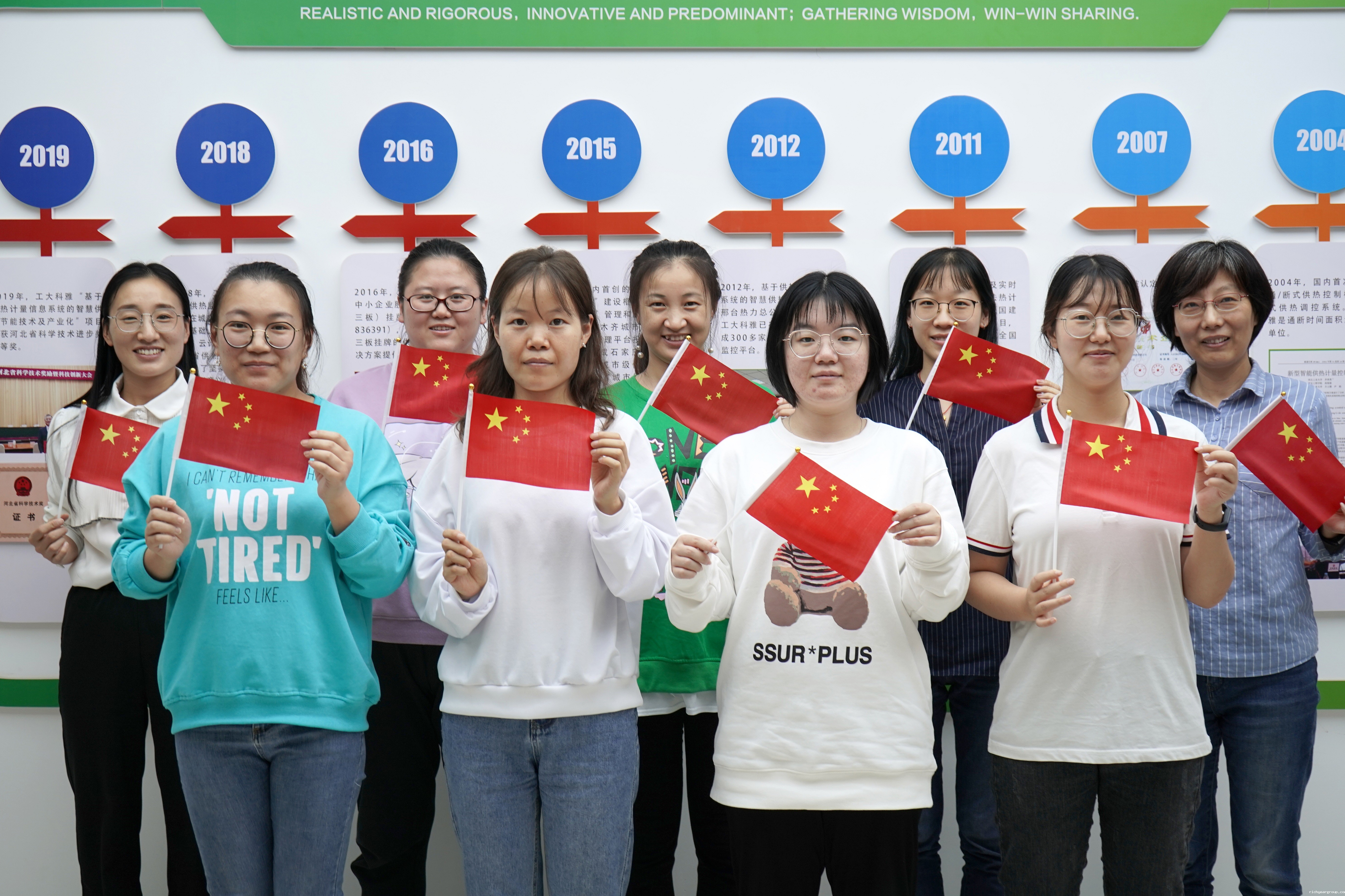 我和国旗合个影丨来自伟德官网下载客户端安装人的表白(图7)