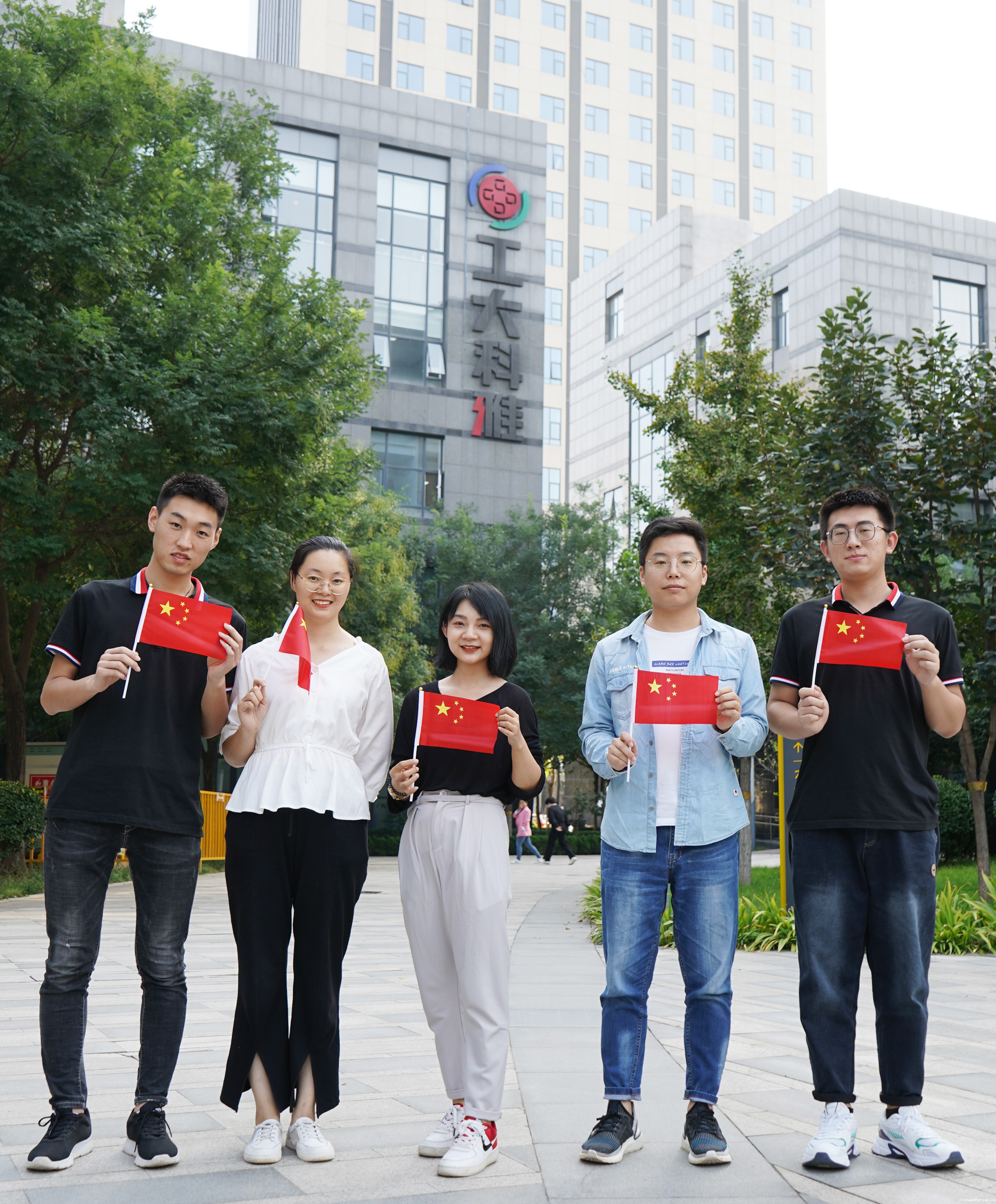 我和国旗合个影丨来自伟德官网下载客户端安装人的表白(图3)