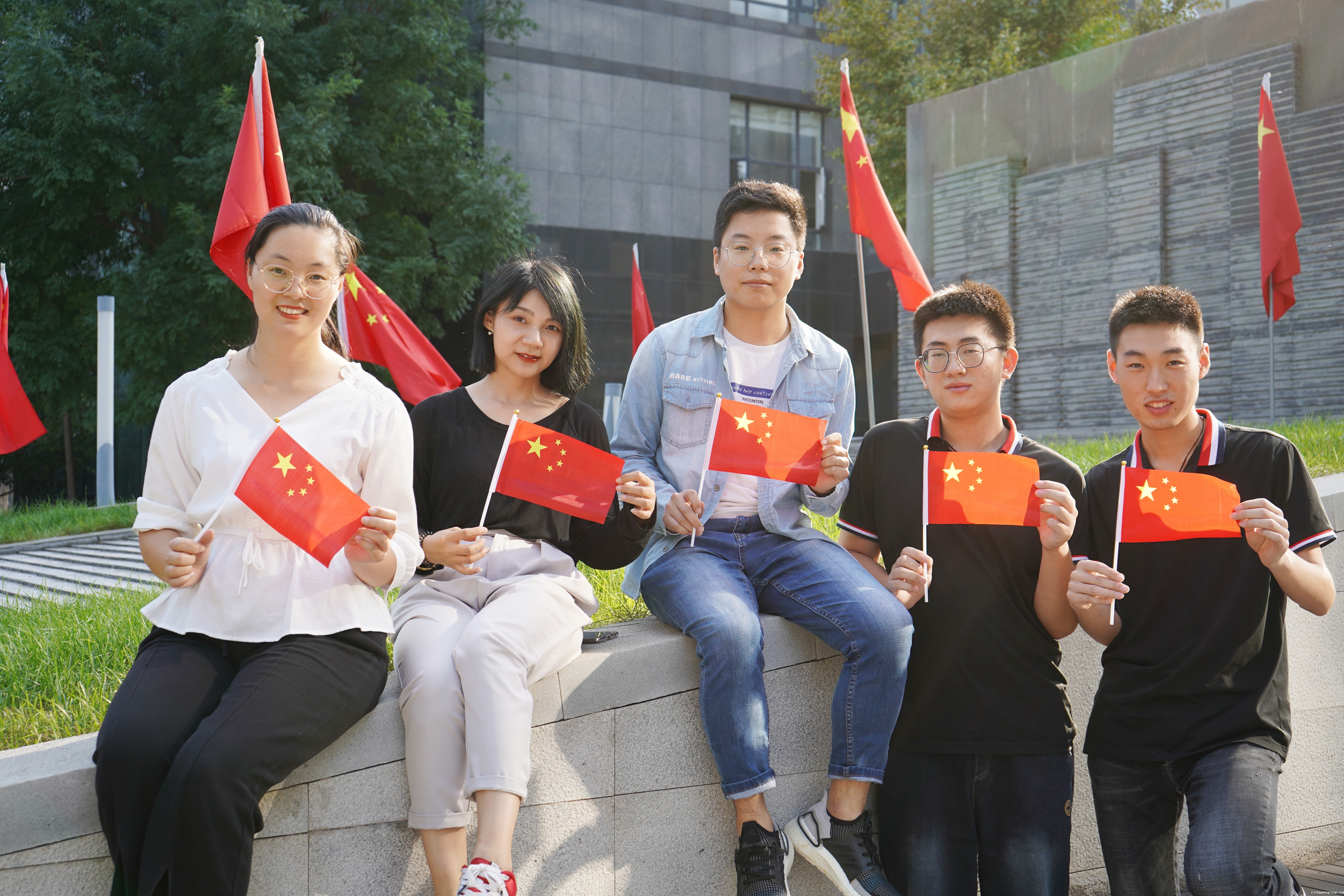 我和国旗合个影丨来自伟德官网下载客户端安装人的表白(图4)