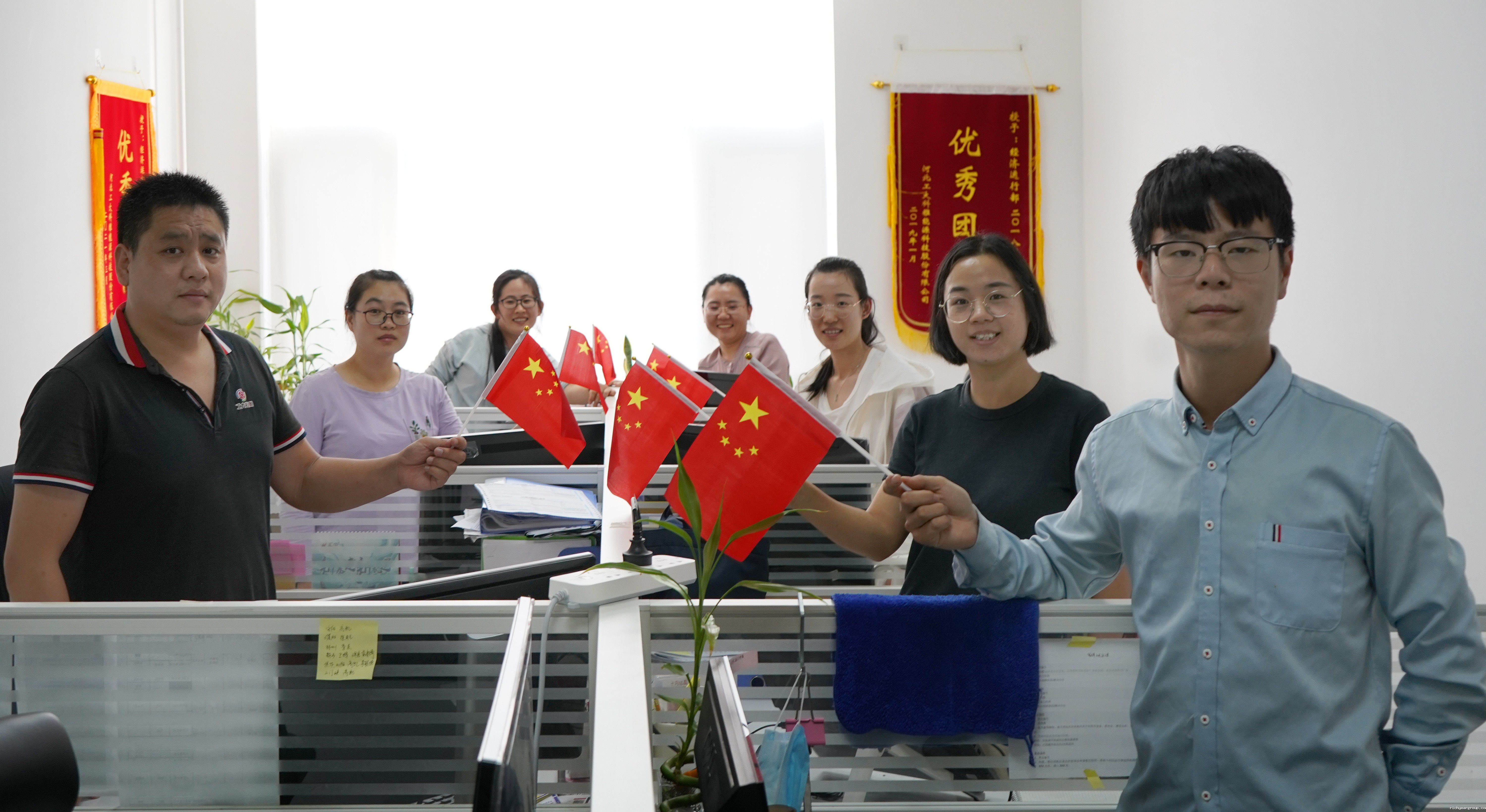 我和国旗合个影丨来自伟德官网下载客户端安装人的表白(图6)