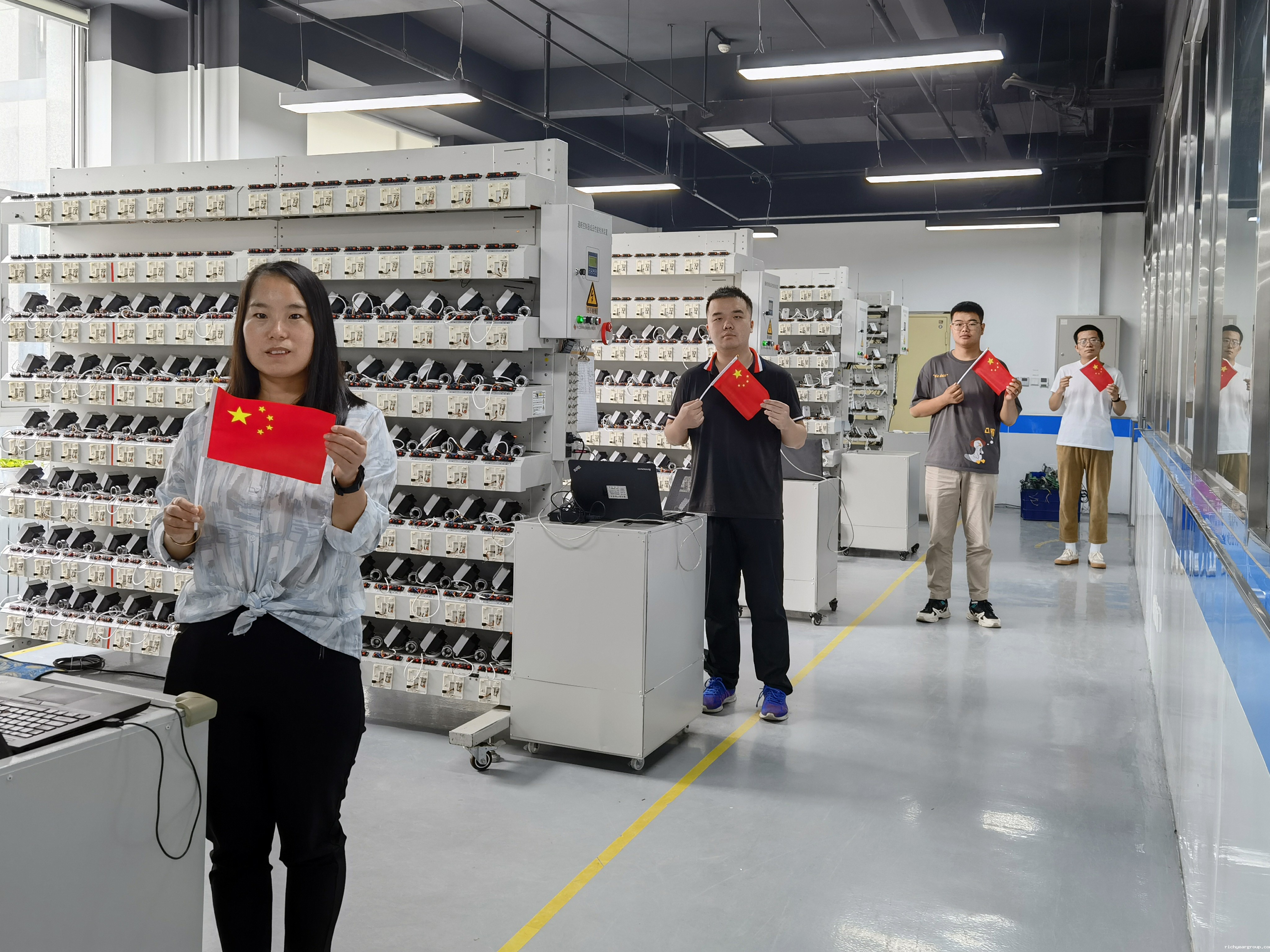 我和国旗合个影丨来自伟德官网下载客户端安装人的表白(图8)