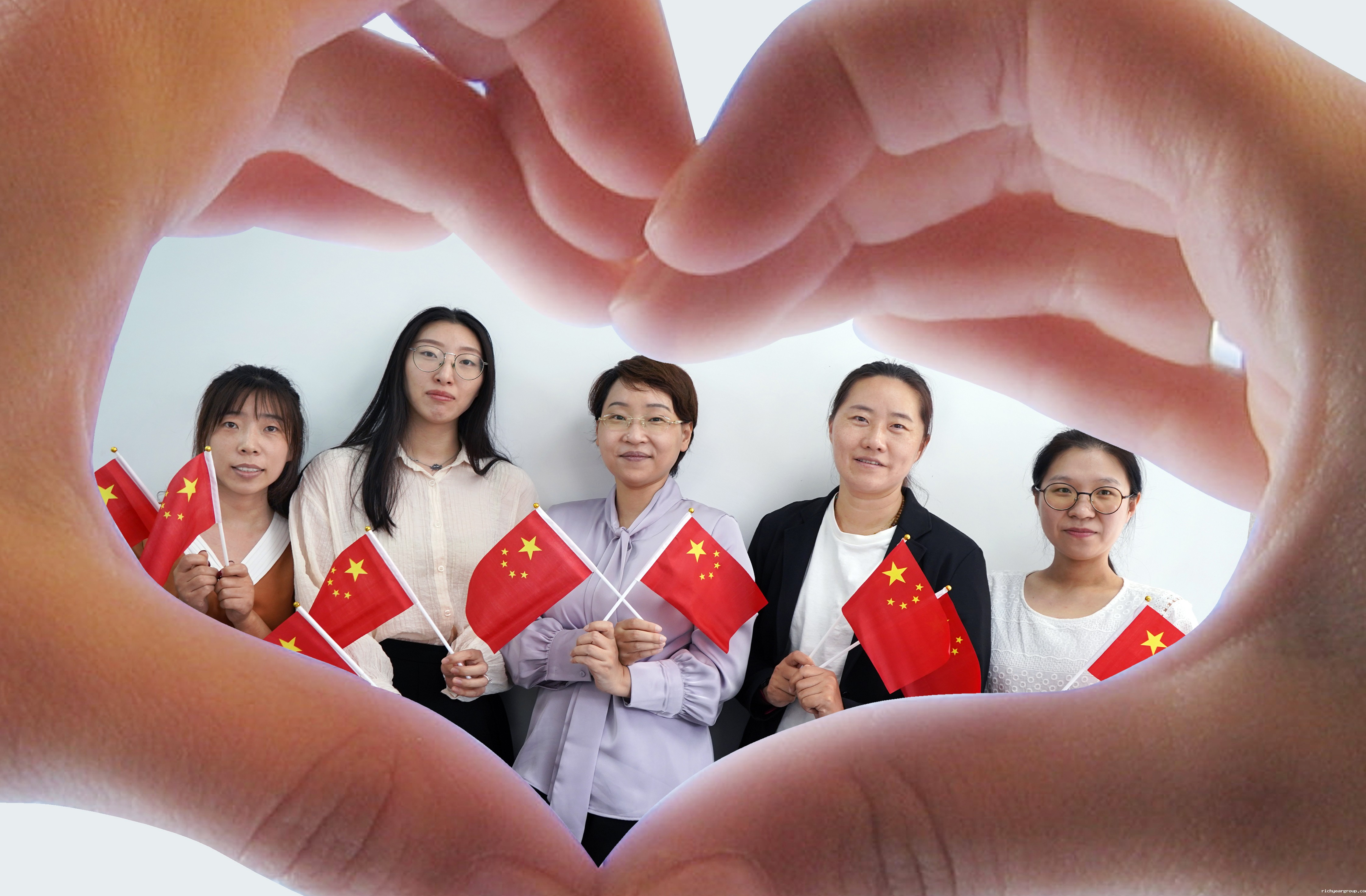 我和国旗合个影丨来自伟德官网下载客户端安装人的表白(图9)