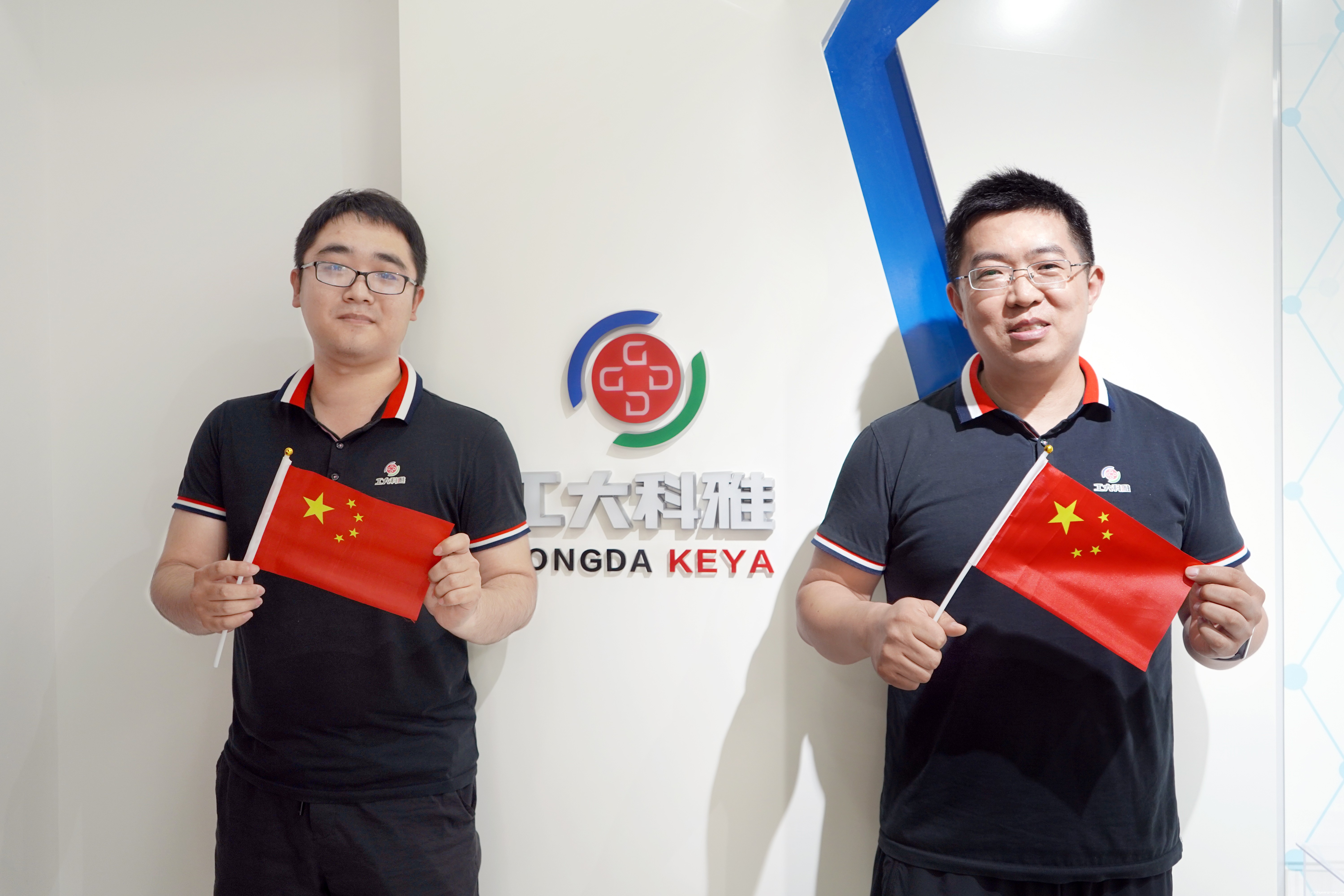 我和国旗合个影丨来自伟德官网下载客户端安装人的表白(图16)